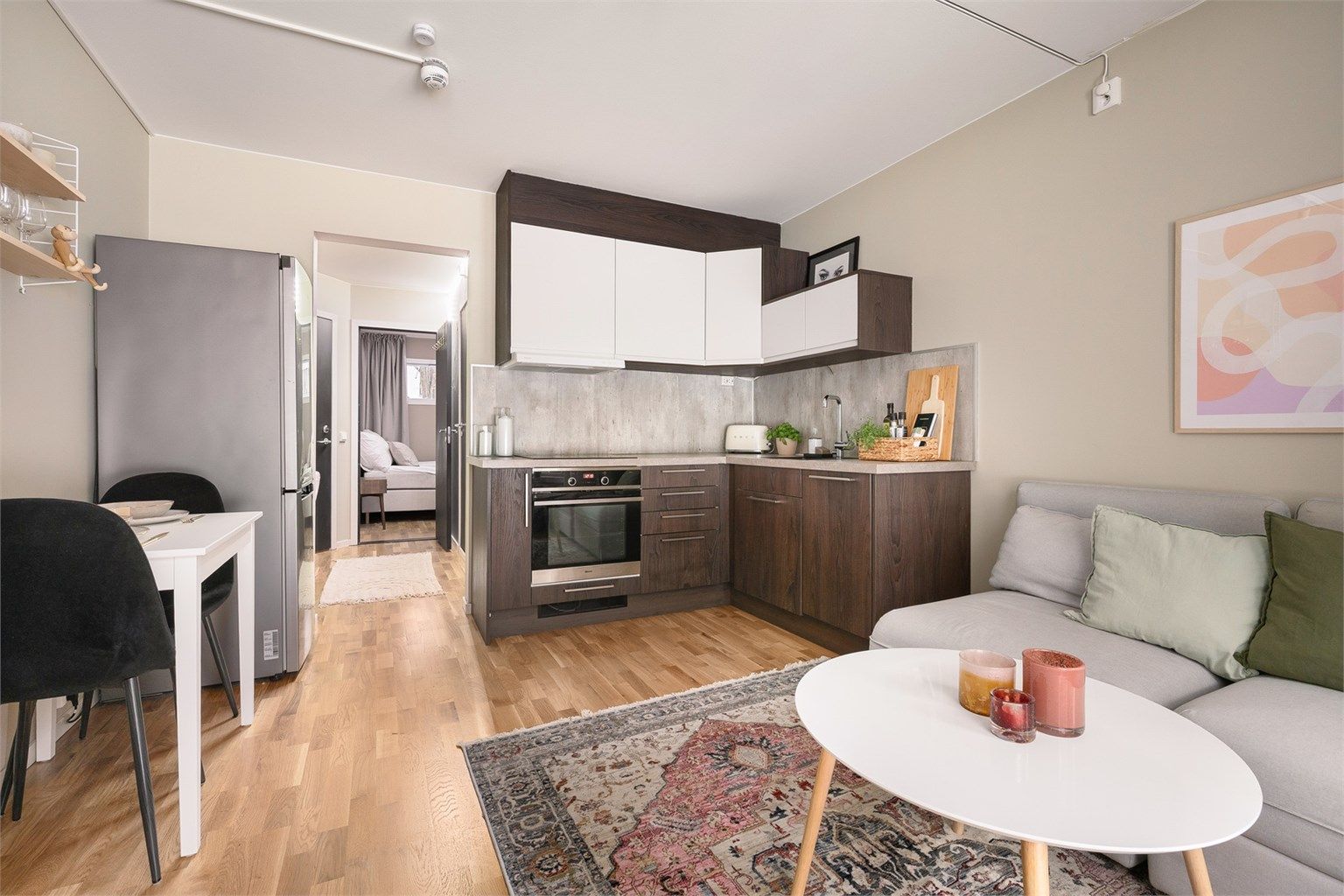 Pen og gjennomgående 2-roms med solfylt markterrasse vendt inn mot skjermet bakhage.