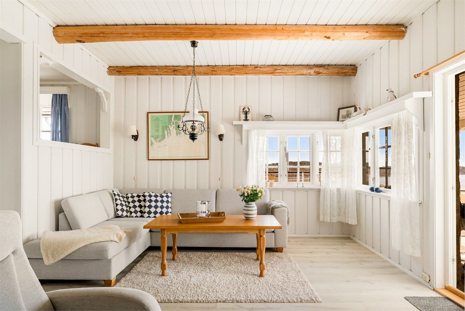 Hjørnevinduene i stuen slipper inn rikelig med lys og rammer inn utsikten. Vinduene her ble byttet i 2004.