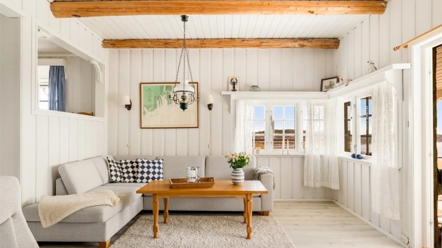 Hjørnevinduene i stuen slipper inn rikelig med lys og rammer inn utsikten. Vinduene her ble byttet i 2004.
