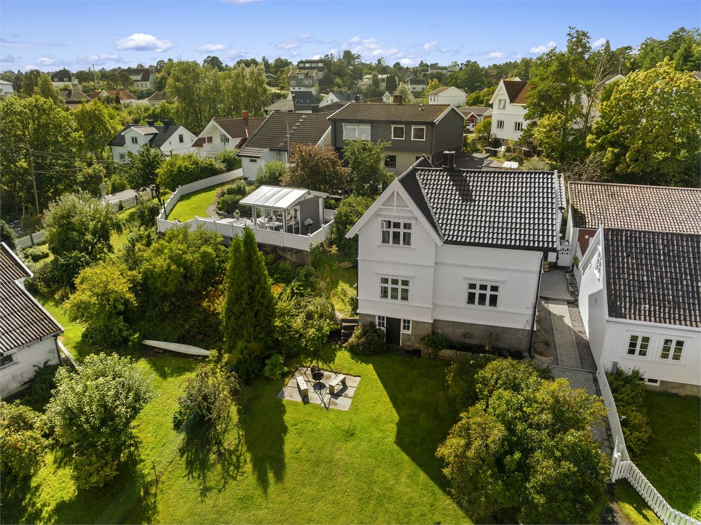 Foran boligen er en større hage med masse boltreplass.