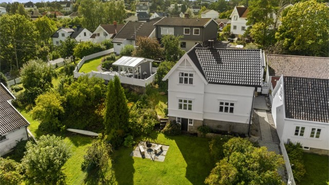 Foran boligen er en større hage med masse boltreplass.