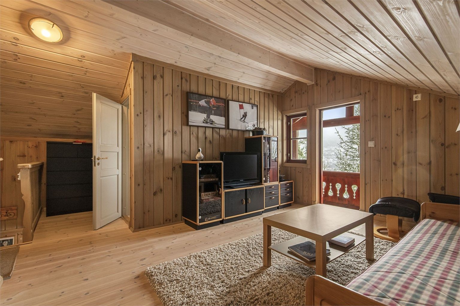 Også her oppe er det gjennomgående heltrebord på gulv og panel på vegger og i tak.