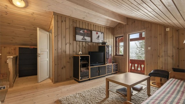 Også her oppe er det gjennomgående heltrebord på gulv og panel på vegger og i tak.
