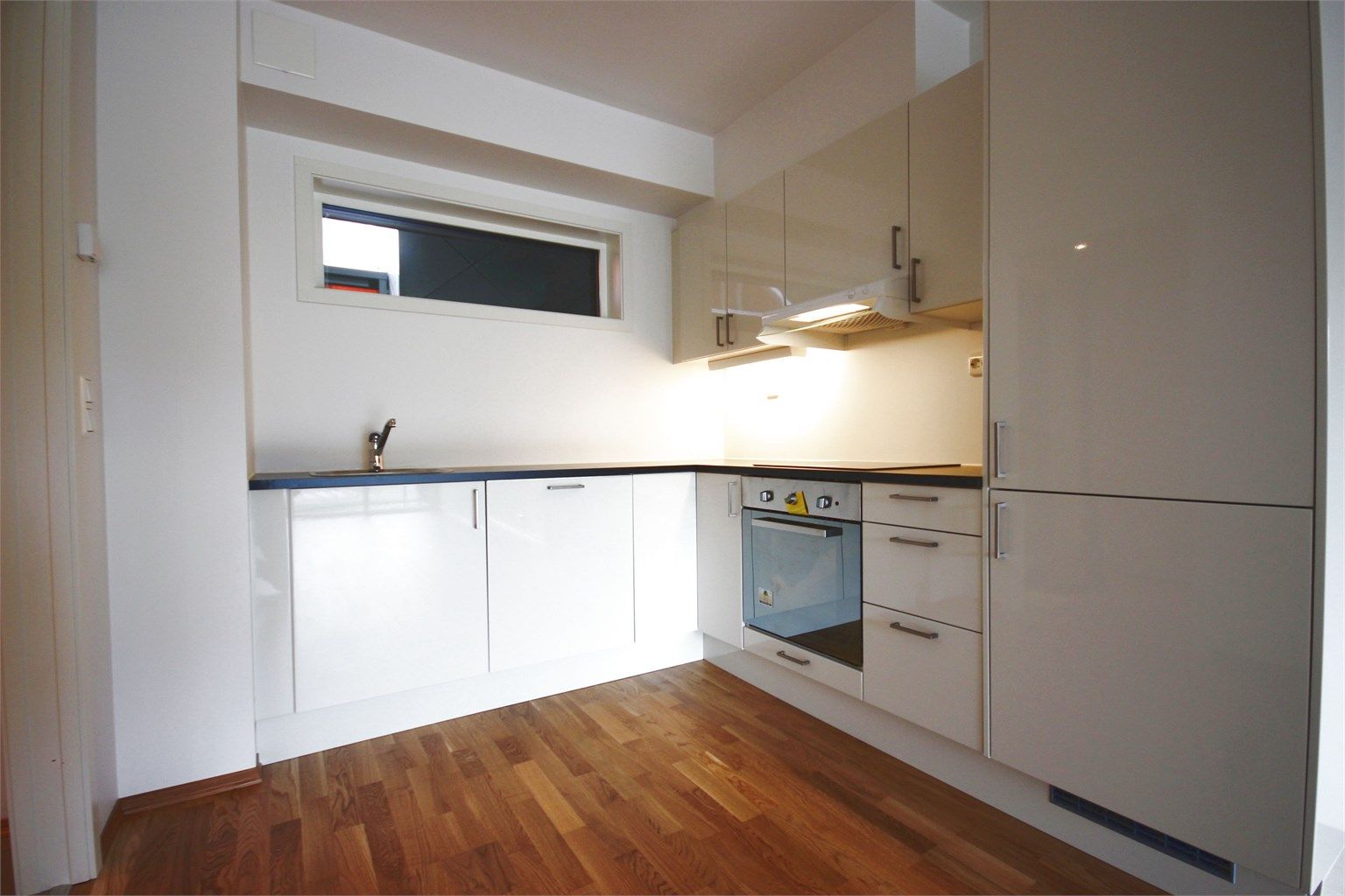 Kjøkken med hvitevarer inkludert.