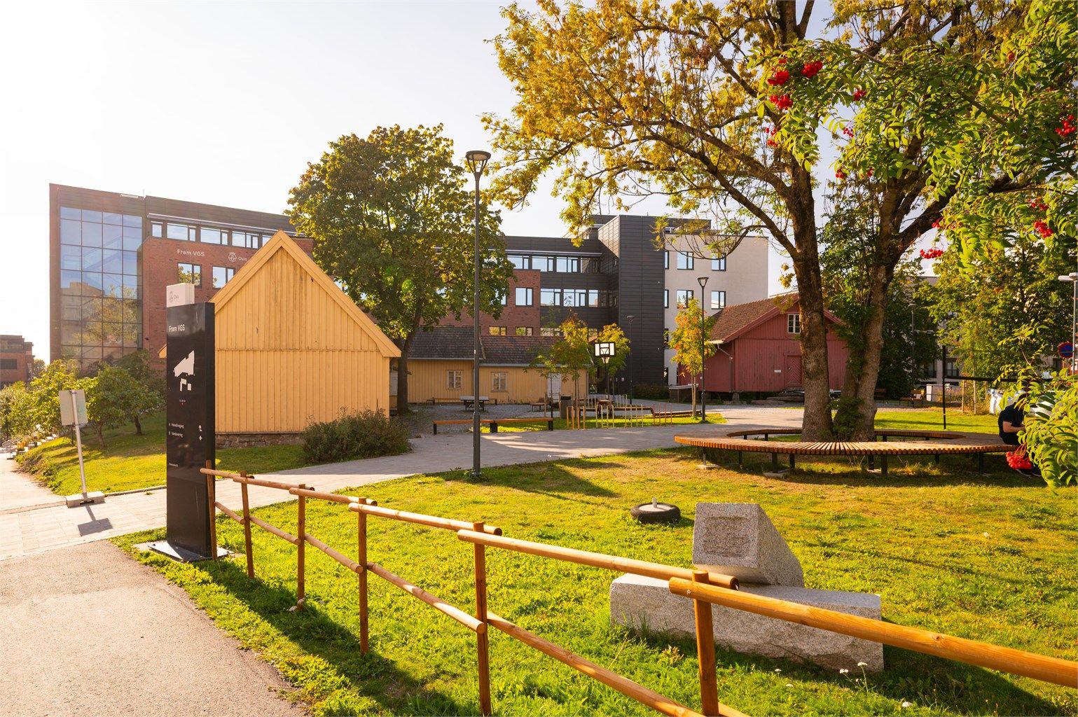 Historiske Grønvoll gård med grønne fellesarealer ligger i umiddelbar nærhet.