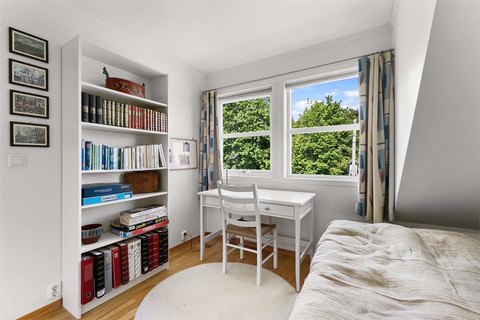 Det tredje soverommet i etasjen, med plass til seng, skrivepult og oppbevaring.