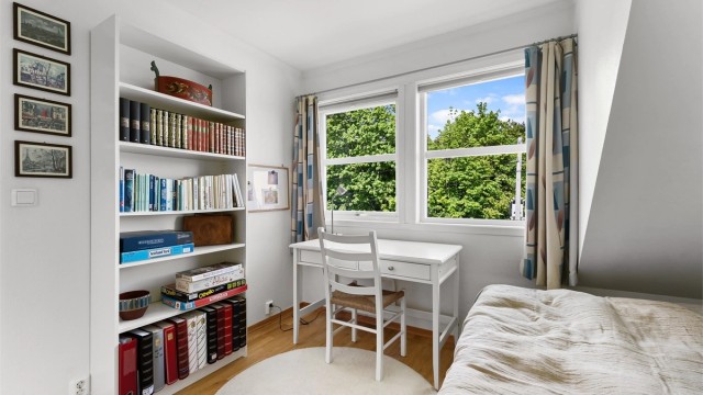 Det tredje soverommet i etasjen, med plass til seng, skrivepult og oppbevaring.