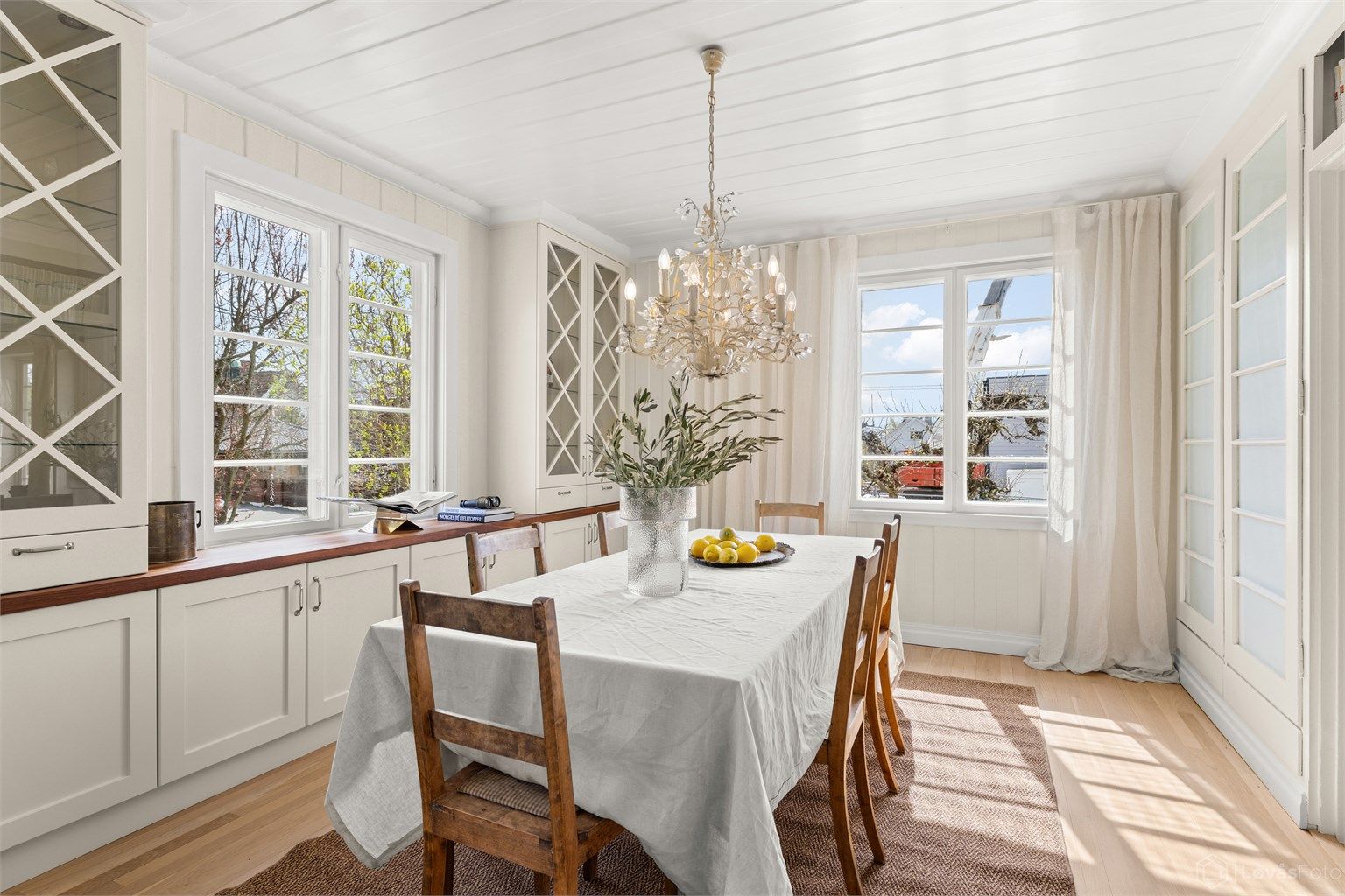 Her er det god plass til langbord og sosiale sammenkomster, omgitt av store vindusflater som slipper inn rikelig med dagslys