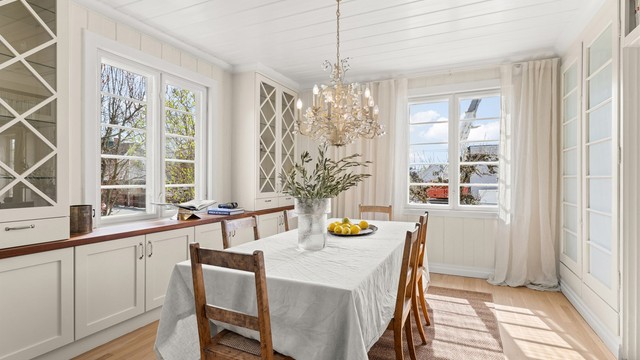 Her er det god plass til langbord og sosiale sammenkomster, omgitt av store vindusflater som slipper inn rikelig med dagslys