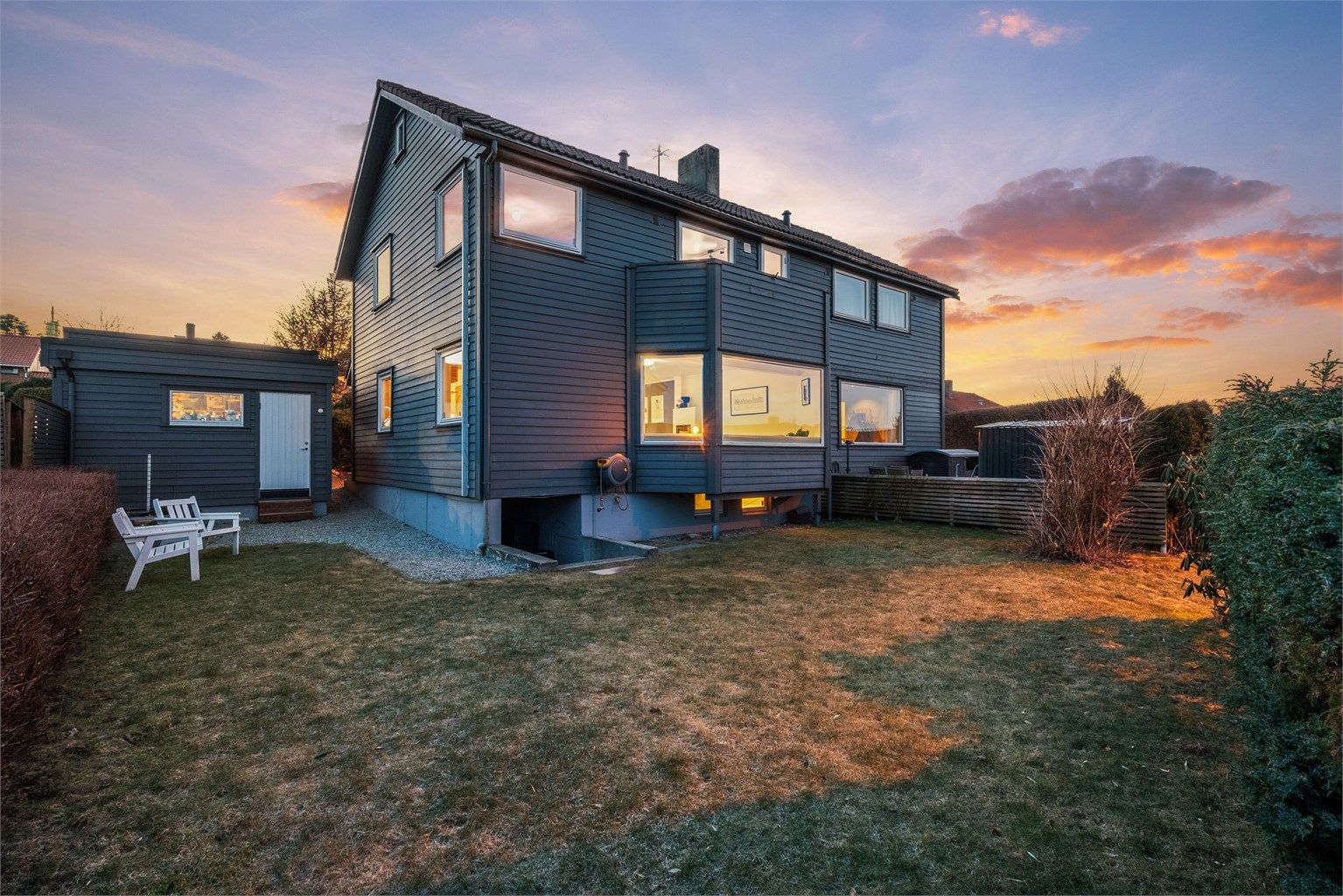 Fin og innholdsrik del av tomannsbolig i Ullandhaugsskråningen, med flott utsikt, solrik tomt med både gressplen og terrasse, carport med bod. ( Foto Arve Gravdal )
