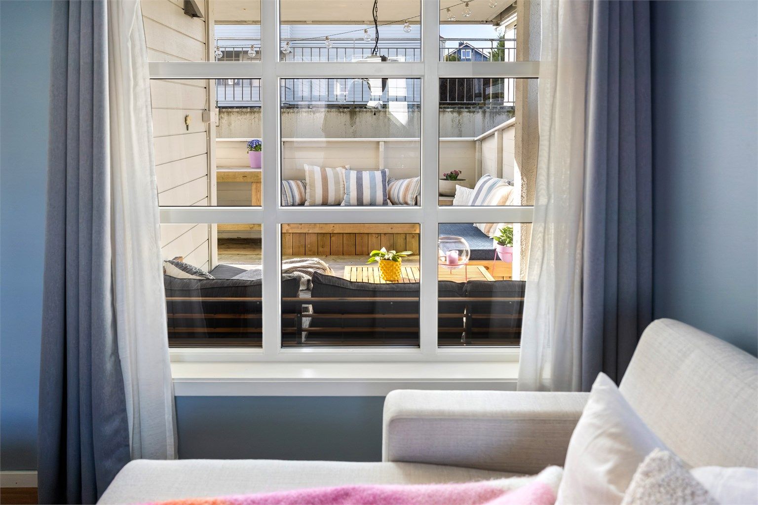 Stue har store vindusflater, som gir naturlig lysinnslipp og en god romfølelse. Solrik terrasse mot vest utenfor stue.