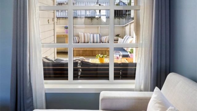 Stue har store vindusflater, som gir naturlig lysinnslipp og en god romfølelse. Solrik terrasse mot vest utenfor stue.