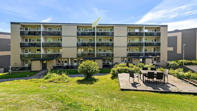 Eiet tomt på 17.633 kvm som tilhører sameiet. Tomten er fellesareal. Tomten er opparbeidet med felles grøntareal og asfaltert adkomst/parkeringsareal.