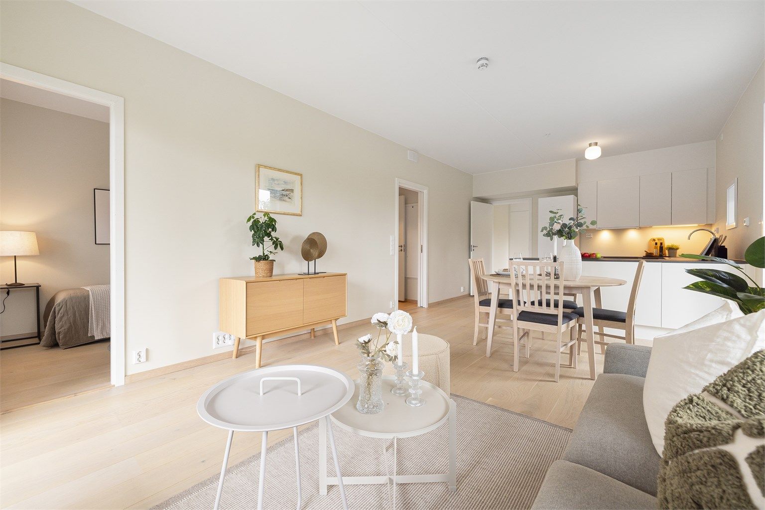 Leiligheten består av entré, stue/kjøkken, bad, toalettrom og tre soverom.