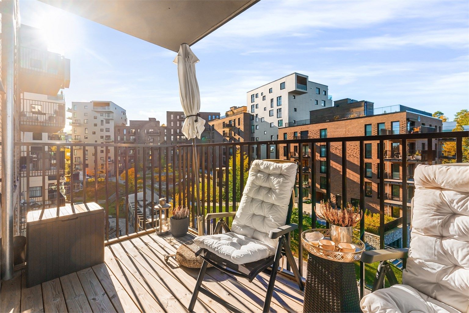 Den overbyggede balkongen vender mot syd og byr på en hyggelig uteplass med gode solforhold.