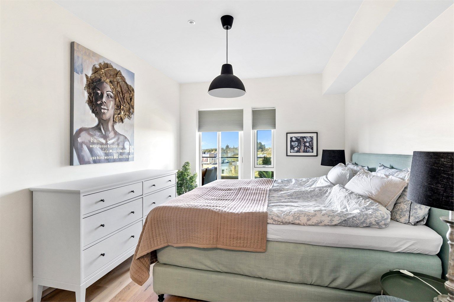 God plass til dobbeltseng og kommode på hovedsoverommet.