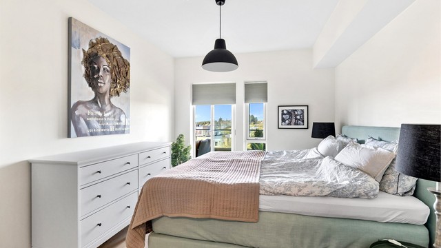 God plass til dobbeltseng og kommode på hovedsoverommet.