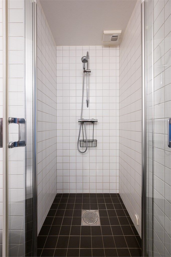 Videre er det dusj med dører i glass. Opplegg for vaskemaskin. Badet er fra 2007. 