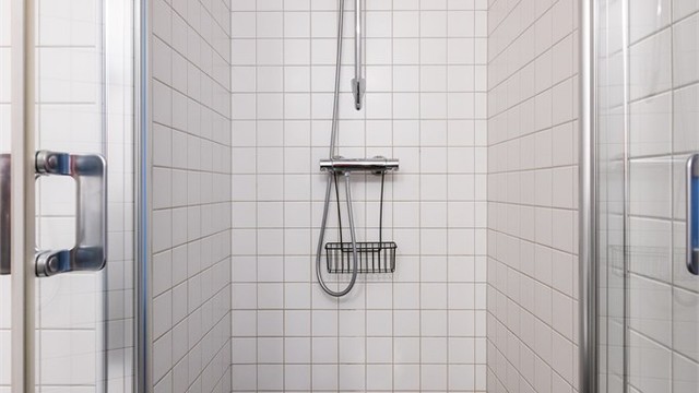 Videre er det dusj med dører i glass. Opplegg for vaskemaskin. Badet er fra 2007.