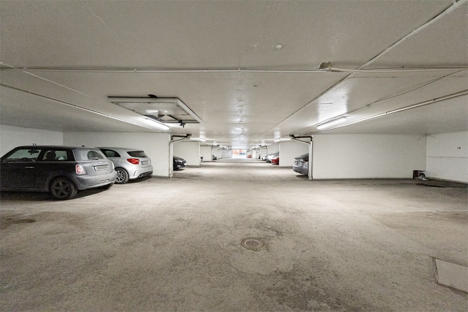 Leiligheten disponerer en bod på 1 m² i kjelleren. Borettslaget har også en felles sportsbod. Venteliste på parkeringsplass