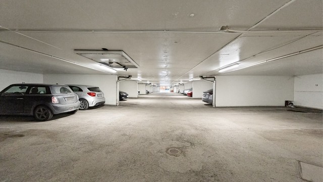 Leiligheten disponerer en bod på 1 m² i kjelleren. Borettslaget har også en felles sportsbod. Venteliste på parkeringsplass