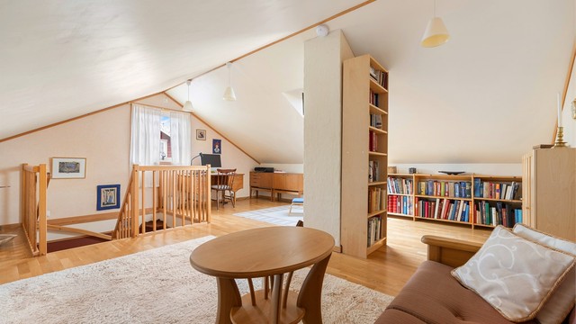 Loftsetasjen er opprinnelig byggemeldt som bod og senere omøkt som loftstue.