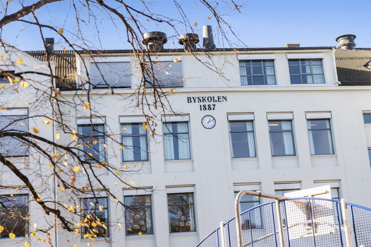 Byskolen ligger kun fem minutters gange fra leiligheten.