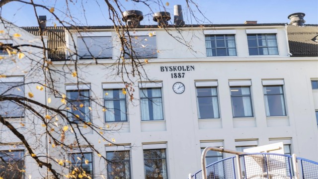 Byskolen ligger kun fem minutters gange fra leiligheten.