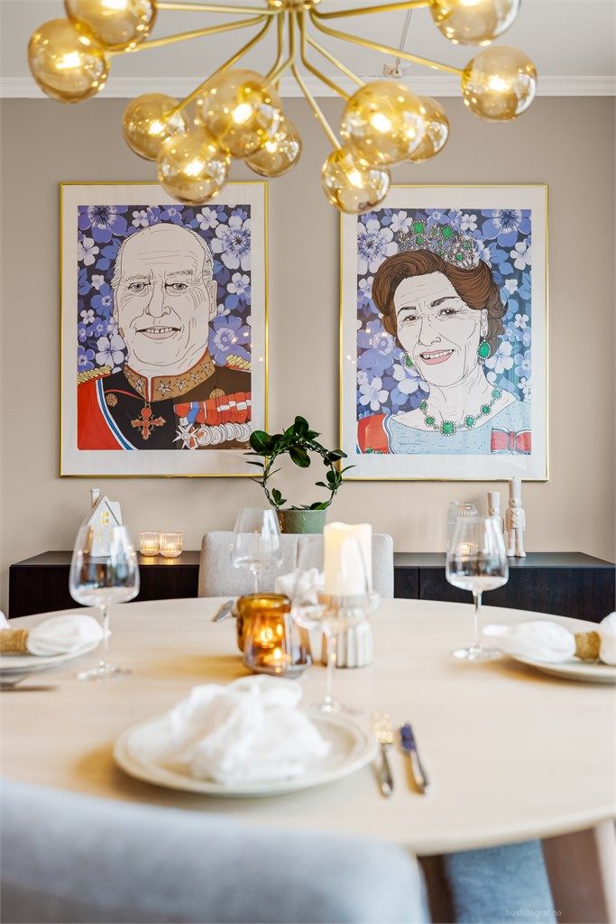 Spisestuen har god plass til å samle familie og venner til hyggelige måltider.