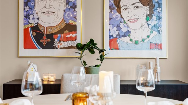 Spisestuen har god plass til å samle familie og venner til hyggelige måltider.