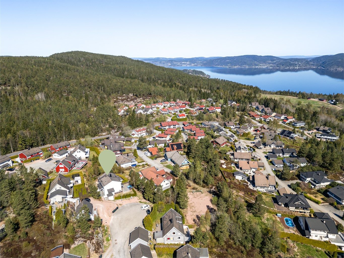 Kort gangavstand til marka med flotte tur- og rekreasjonsområder hele året, opparbeidede lysløyper og turterreng.