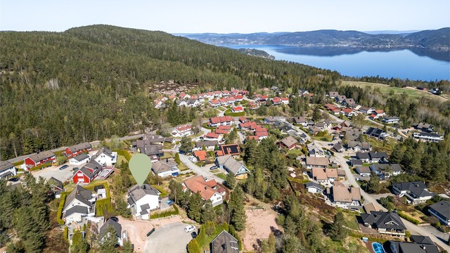 Kort gangavstand til marka med flotte tur- og rekreasjonsområder hele året, opparbeidede lysløyper og turterreng.