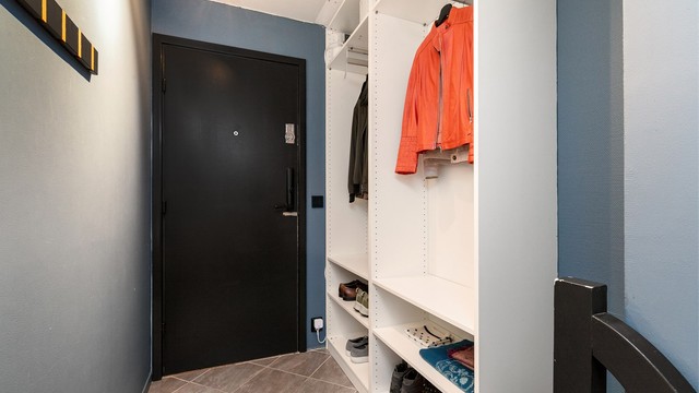 Entréen ligger i 8. etasje og fungerer som en praktisk velkomstsone til boligen