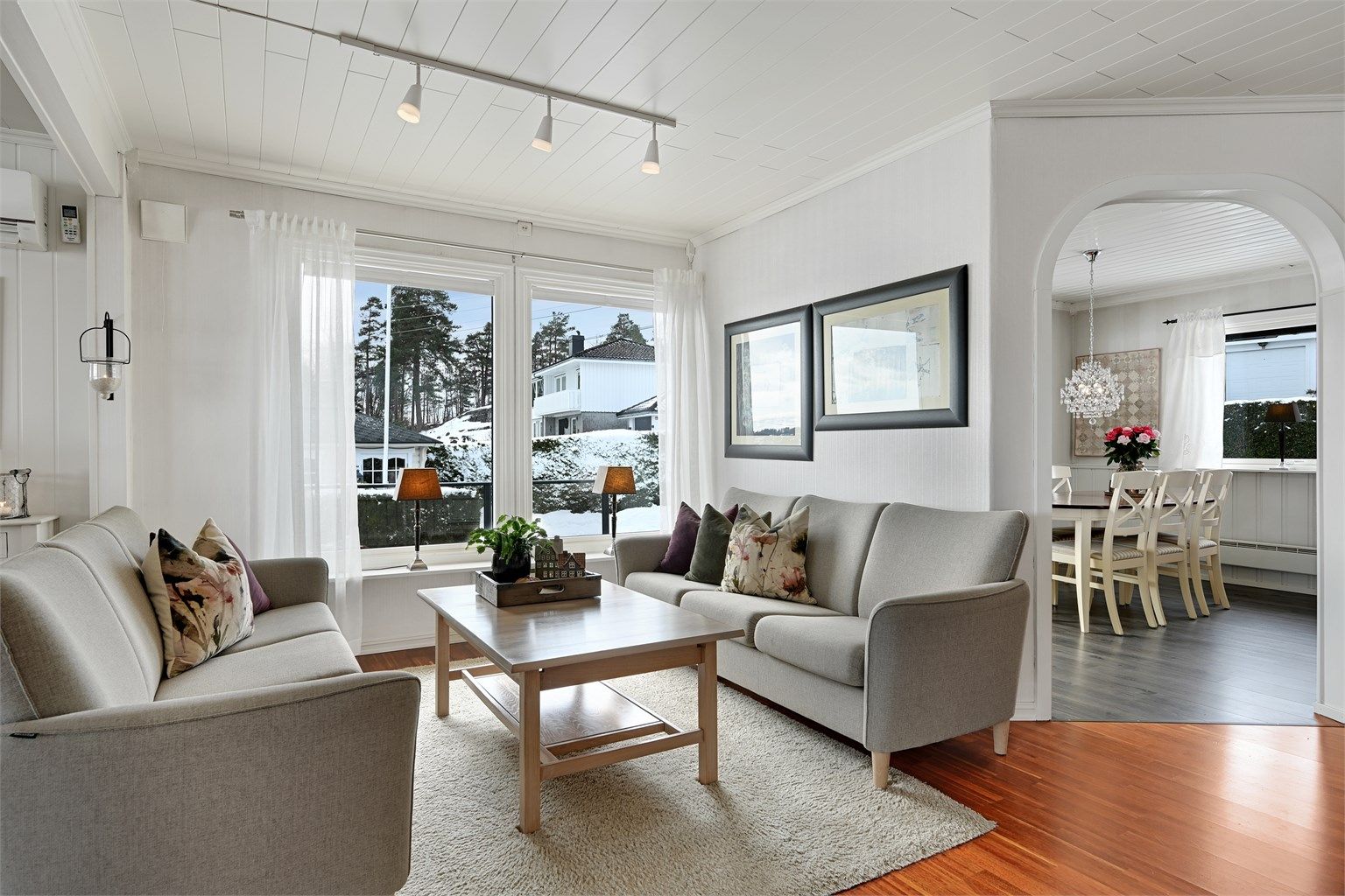 Fra stuen har du adkomst videre inn til spisestuen og kjøkkenet. 