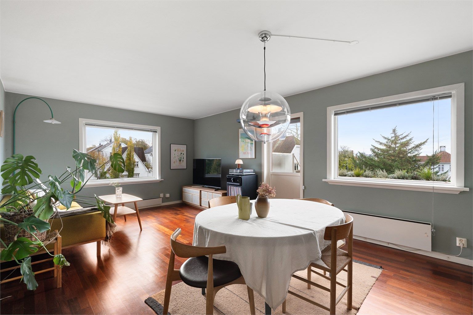 Stuen er lys og luftig med store vindusflater. Her har man mulighet til å møblere med både spisegruppe og salong Gjennomtenkt og praktisk planløsning.