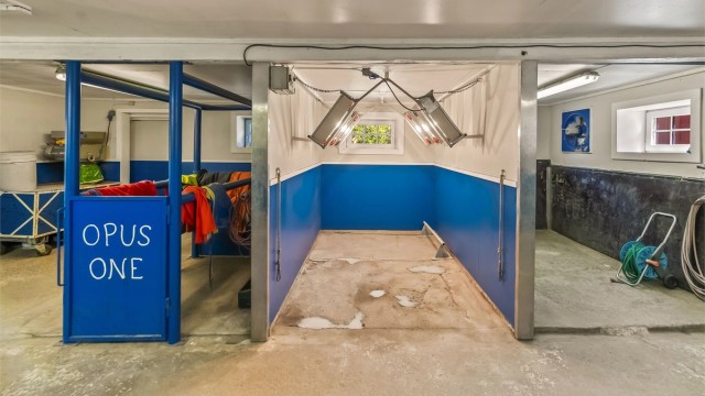 Videre inn i stallen har man tvangsbås, hestesolarium og vaskespilt med avtrekksvifte.