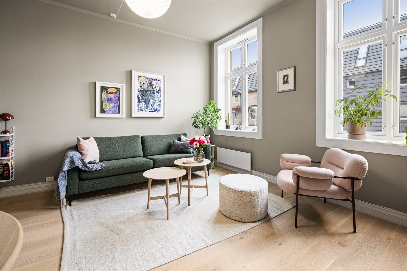 Tiltalende og moderne stue med en lys og luftig romfølelse. Det første som møter deg er store vindusflater, som sammen med takhøyden på hele 2,8 meter gir en deilig atmosfære. 