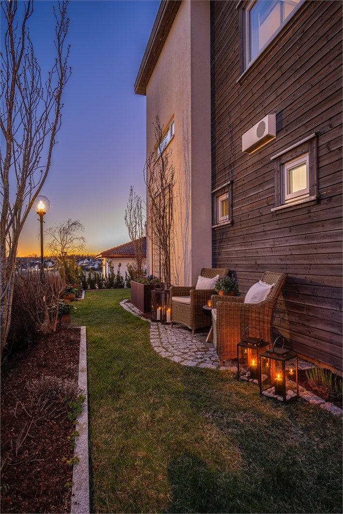 Hagen er pent opparbeidet med plen og beplantning.