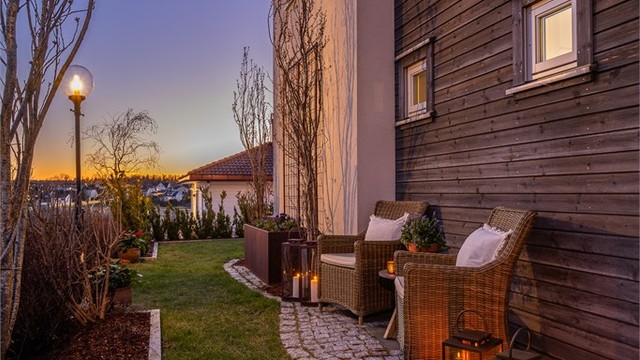 Hagen er pent opparbeidet med plen og beplantning.