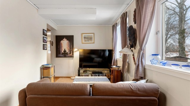 Hybelen er lys og har plass for sofagruppe, spisebord og annet passende møblement