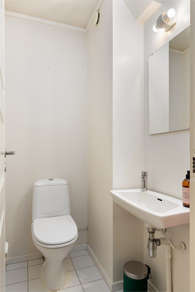 Toalettrommet ligger vegg i vegg med badet. Ved oppussing av baderommet kan en for eksempel slå sammen rommene til et større baderom.