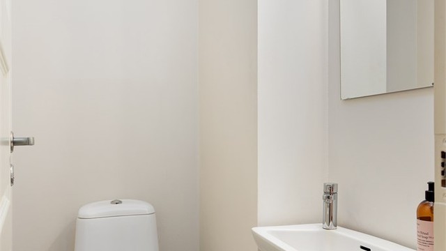 Toalettrommet ligger vegg i vegg med badet. Ved oppussing av baderommet kan en for eksempel slå sammen rommene til et større baderom.