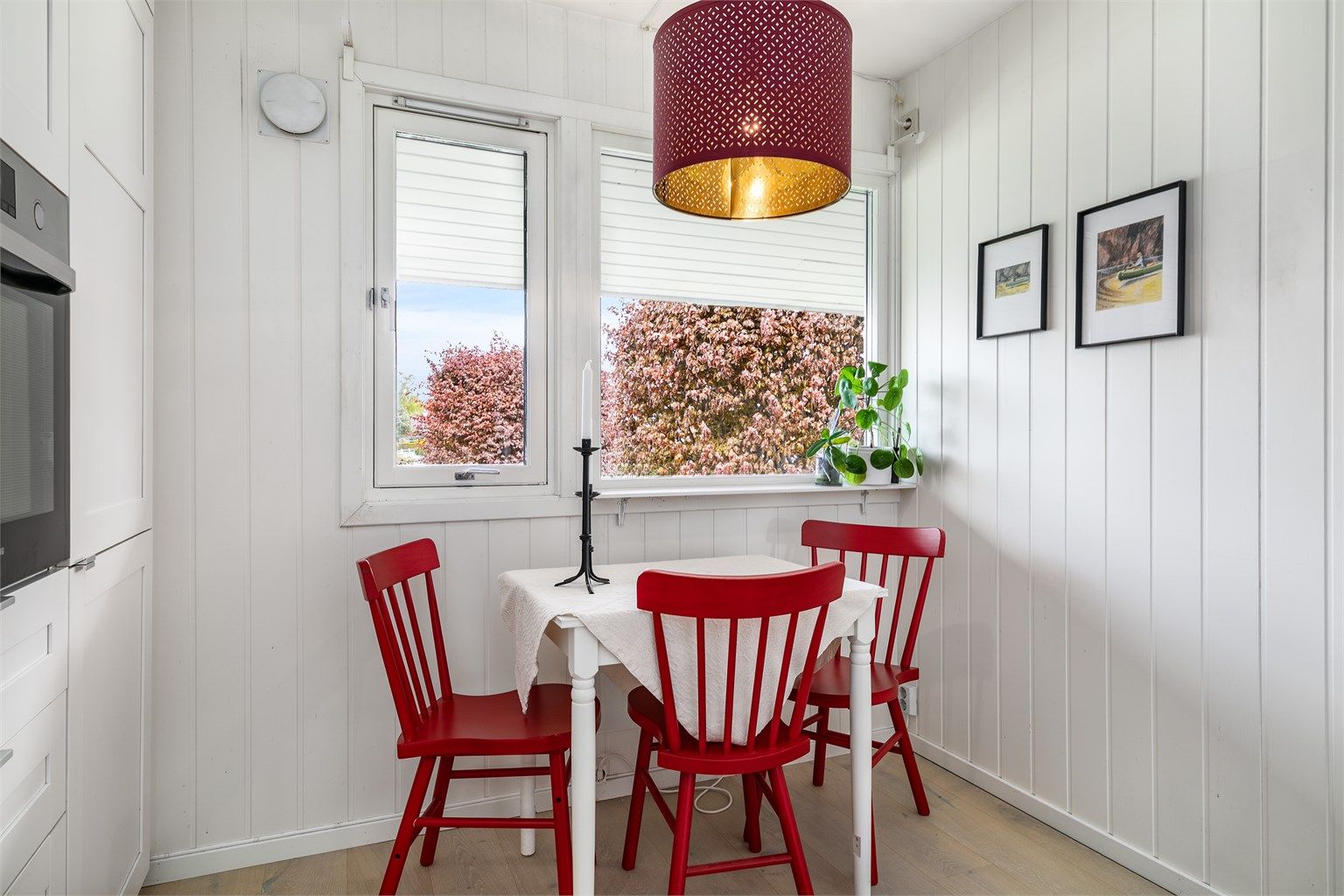 På kjøkkenet har også et mindre spisebord sin naturlige plass. Denne siden vender mot morgen- og formiddagssolen.