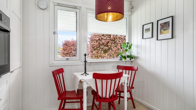 På kjøkkenet har også et mindre spisebord sin naturlige plass. Denne siden vender mot morgen- og formiddagssolen.