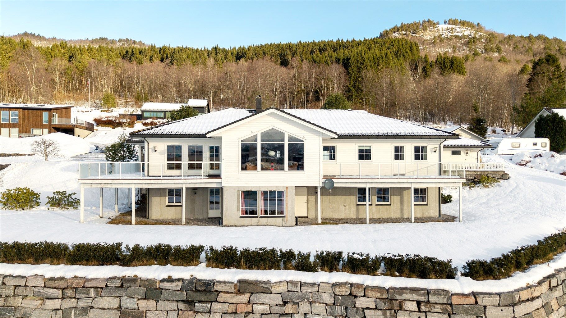 Eneboligen ligger på en romslig tomt på 1,6 mål med store, åpne plenarealer.