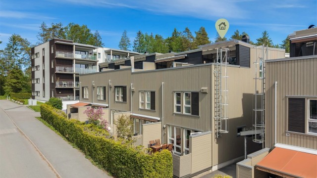 Boligen har en sentral beliggenhet med gangavstand til butikk, togstasjon og bussholdeplass. Kort vei til skoler og barnehage i umiddelbar nærhet.
