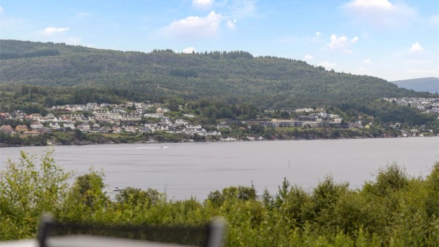 Fra balkongen er det nydelig utsikt over fjorden.