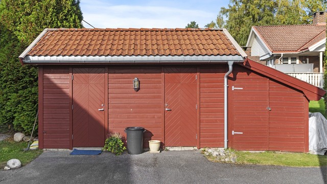 Utvendig sportsbod til venstre, isolert og innlagt strøm