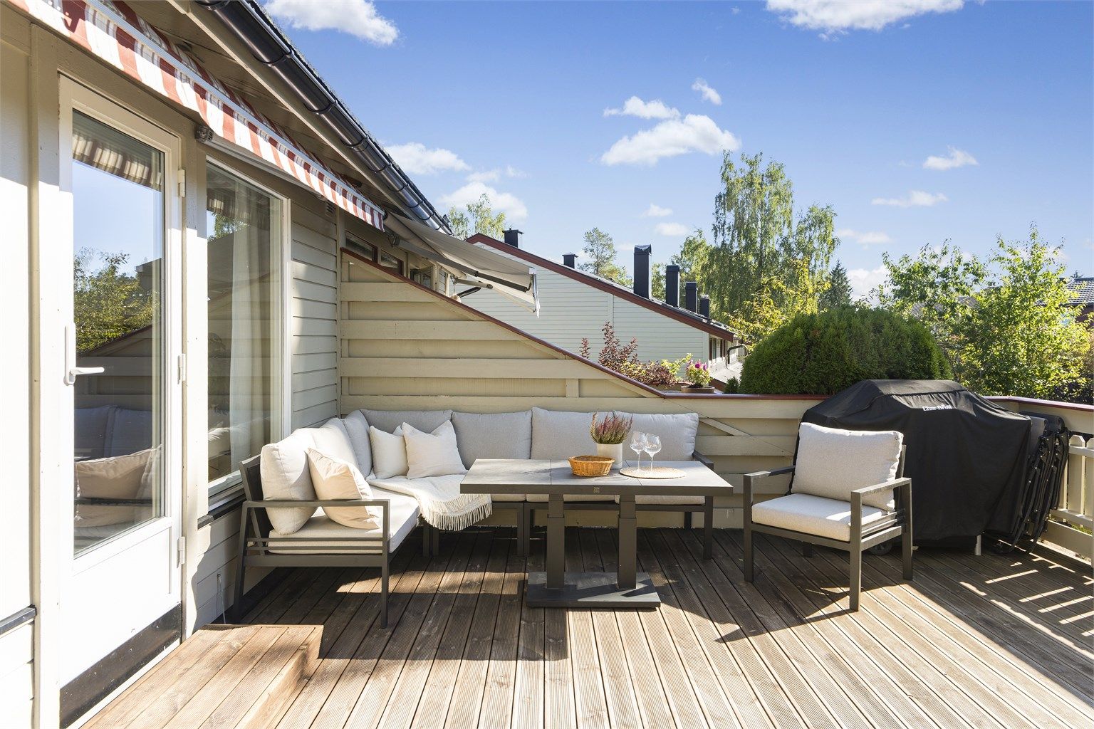 Terrassen er utstyrt med markise, levegg mot naboen og nye terrassebord fra 2022.