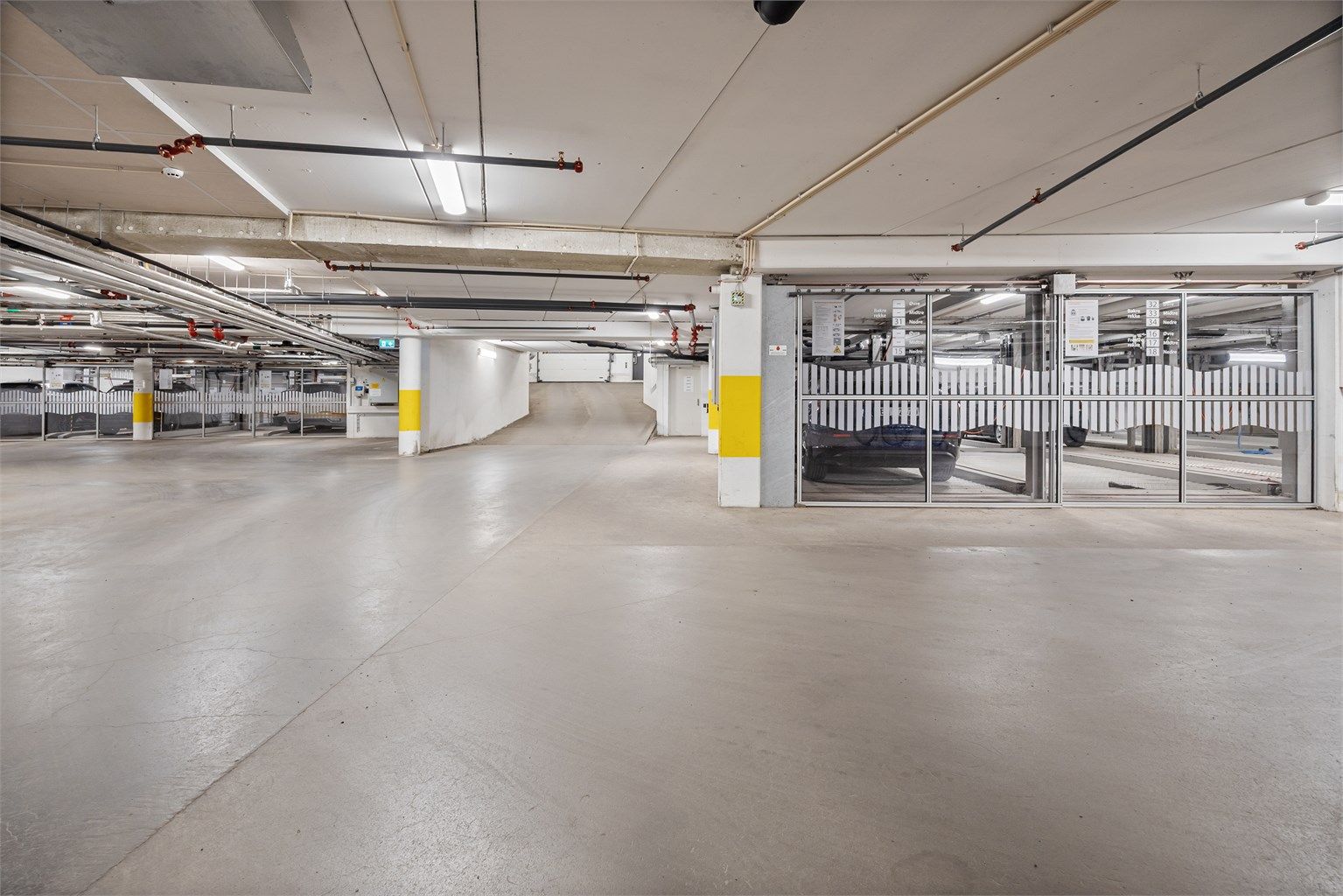 Det medfølger ingen parkeringsplass til leiligheten. Styreleder opplyser om at det er til stadighet ledige plasser til leie (privat).
